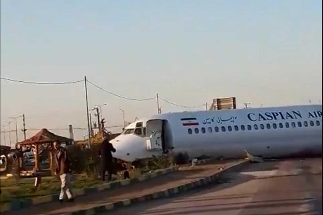 İran'da yolcu uçağı karayoluna acil iniş yaptı